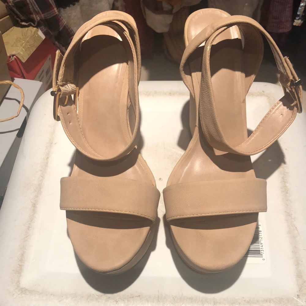 Nude wedges
